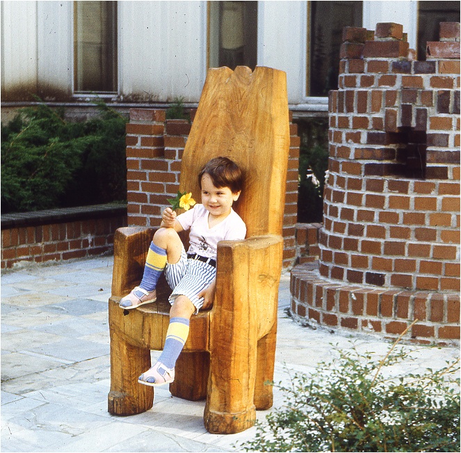 [Kind auf dem Thron]